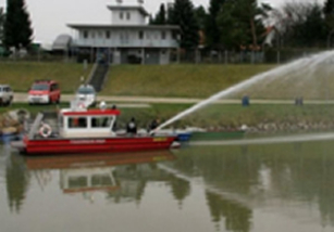 Bugklappenboot beim löschen